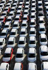 riesiger Parkplatz neuer Autos