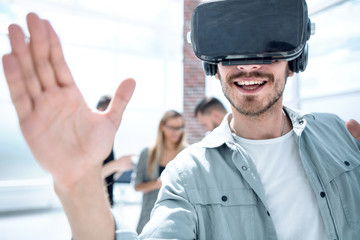 man tests glasses VR