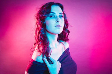 chica en estudio con colores vivos modelando luces gel