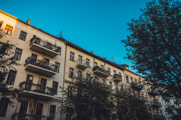 Fototapeta premium apartment house at berlin, prenzlauer berg in the summer
