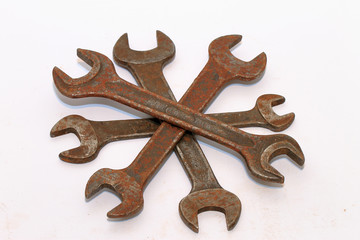 Alte Schraubenschlüssel im Stern aufgestapelt