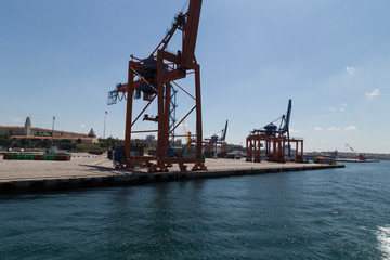 Fototapeta na wymiar the crane and container load at the port