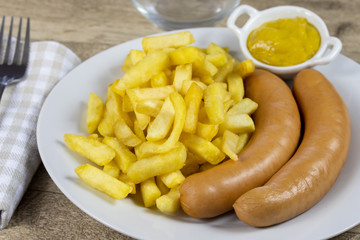 saucisse fumée et frites