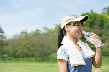 給水する笑顔の女性