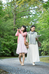 Naklejka premium 屋外を観光する親子