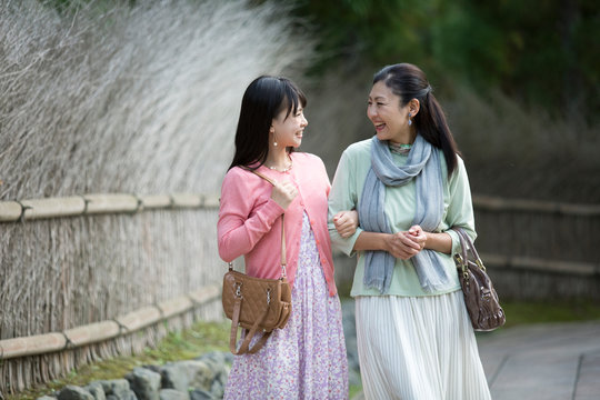 腕組みをする仲良しな親子 - Powered by Adobe