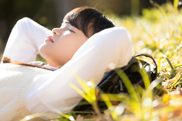芝生で寝る女子校生