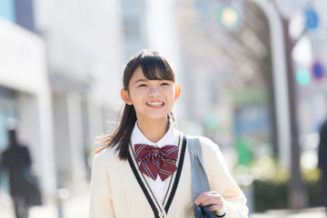 街中を歩く笑顔の女子校生