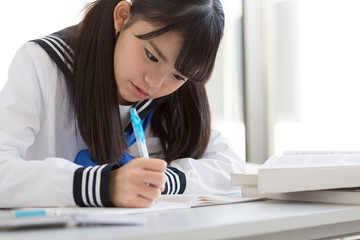 制服姿で勉強する女子校生