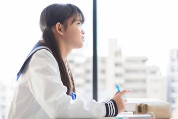 制服姿で勉強する女子校生