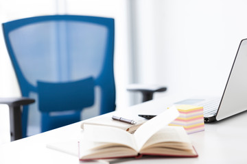 ノートパソコンのあるビジネスデスク