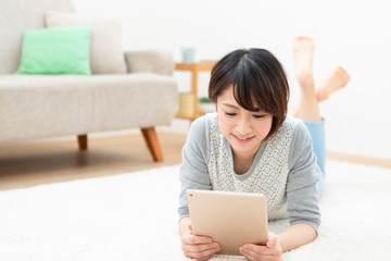 タブレットPCを見ている女性