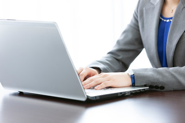 パソコンを操作するビジネスウーマンの手元