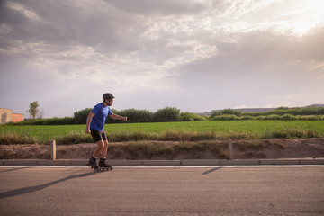 Obraz premium man with inline skates skating on the street