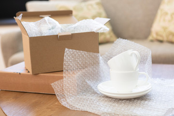 梱包されるカップアンドソーサー