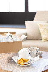 梱包されるカップアンドソーサー