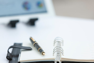 手帳のあるビジネスデスク