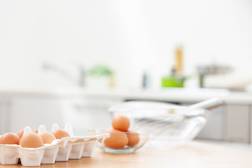 テーブルに置かれた卵