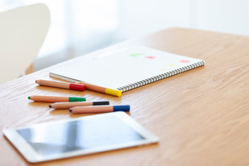 テーブルに置かれたスケッチブックとタブレットPC