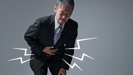 腹痛の中高年男性