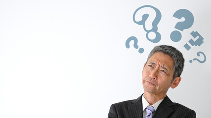 考える中高年男性