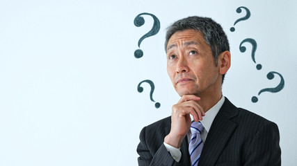 考える中高年男性
