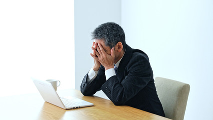 悩む中高年男性