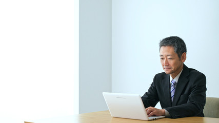 パソコンを使う中高年男性