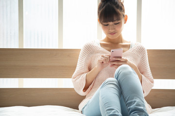 スマートフォンを見ている日本人女性