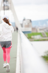 ランニングする女性