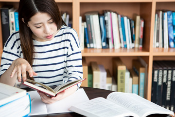 図書室で勉強する女性
