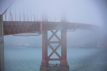 Fototapeta premium San Francisco Bridge im Nebel