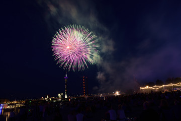 feuerwerk bei kirmes in düsseldorf, deutschland
