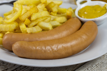saucisse fumée et frites