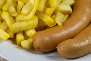 saucisse fumée et frites