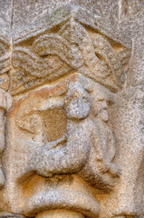 Chapiteau roman dans l'église de Rio Mau, Portugal