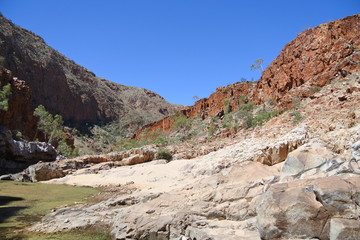 Rote Felsen in der Ormiston Gorge in Australien