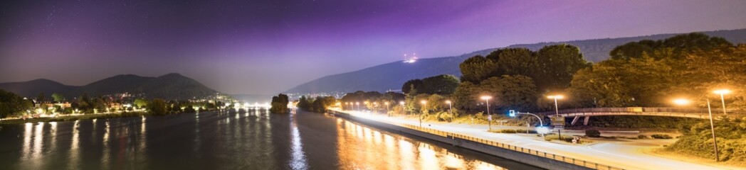 Panorama mit wunderschönem Sternenhimmel über Heidelberg mit dem Fluss Neckar 