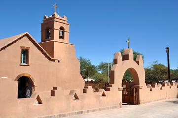 Fototapeta premium reise durch peru bolivien chile in atacama wüste, rainbow valley und dorf chiu chiu mit alter kirche und fest