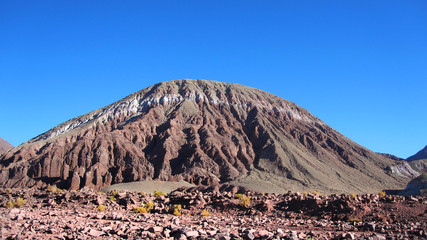 reise durch peru bolivien chile in atacama wüste, rainbow valley und dorf chiu chiu mit alter...