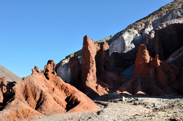 reise durch peru bolivien chile in atacama wüste, rainbow valley und dorf chiu chiu mit alter kirche und fest