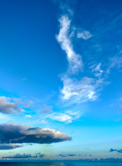 Obraz premium Wolkenformationen im Himmel über dem offenen Meer