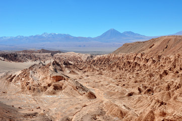 reise durch peru bolivien chile in atacama wüste, rainbow valley und dorf chiu chiu mit alter kirche und fest