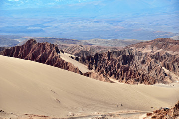 reise durch peru bolivien chile in atacama wüste, rainbow valley und dorf chiu chiu mit alter...