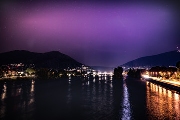 Wunderschöner Sternenhimmel über Heidelberg mit dem Fluss Neckar 