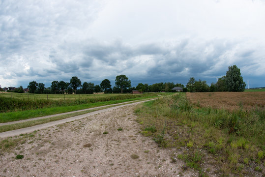 Rollwolke sammelt sich zu einem Unwetter am Himmel zusammen