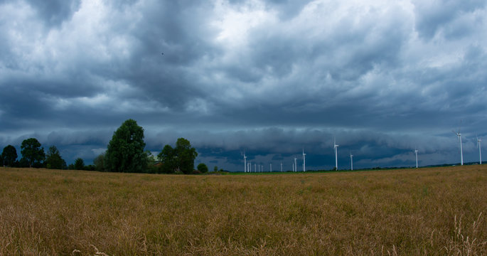 Rollwolke sammelt sich zu einem Unwetter am Himmel zusammen
