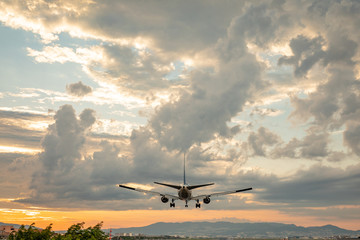 大阪国際空港に着陸する飛行機