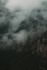 Fototapeta na wymiar nebelverhangene Berge