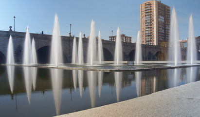 Surtidores de una fuente en el parque